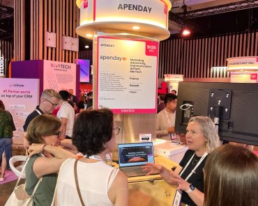 La responsable Apenday qui présente la plateforme au salon Vivatech