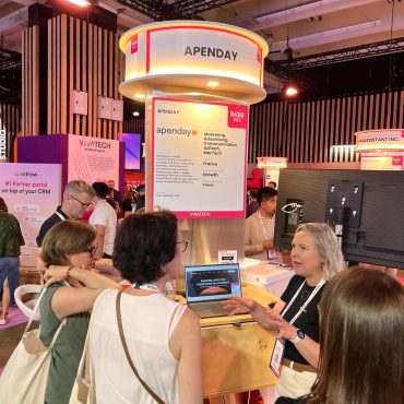 La responsable Apenday qui présente la plateforme au salon Vivatech