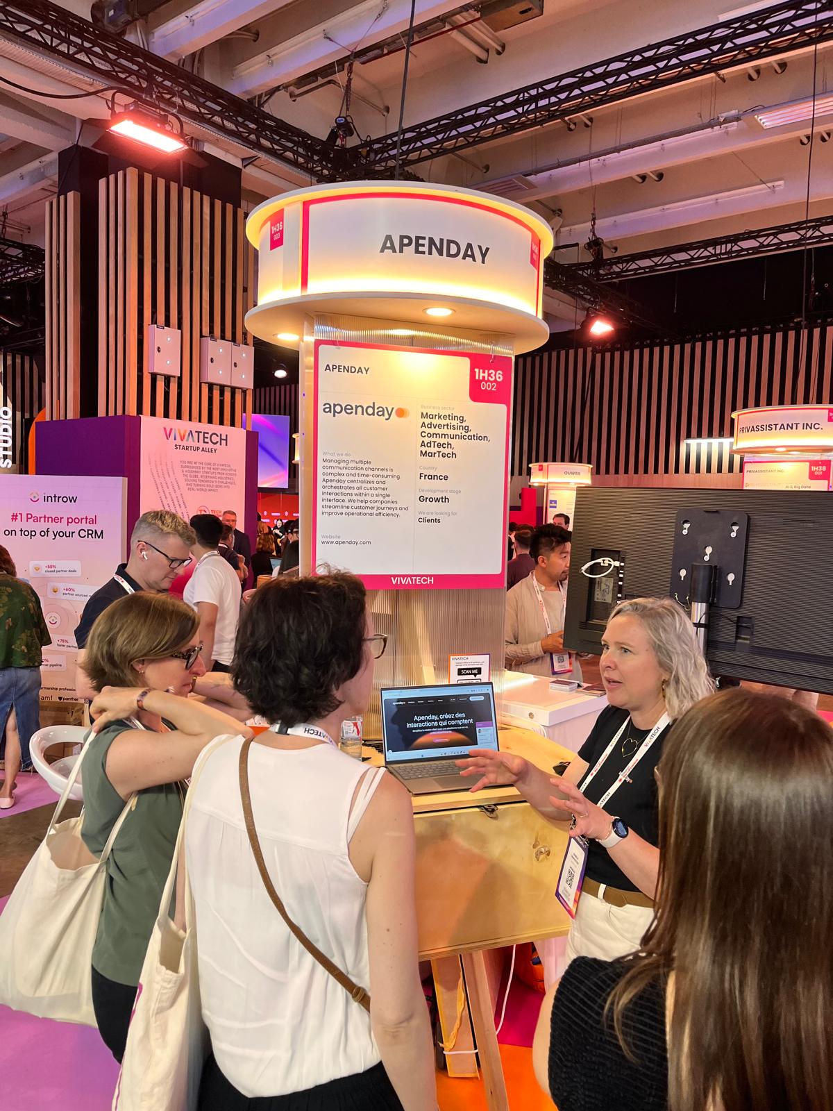 La responsable Apenday qui présente la plateforme au salon Vivatech